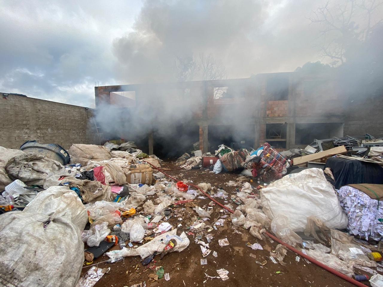Bombeiros combatem incêndio em depósito de materiais recicláveis em Conselheiro Lafaiete