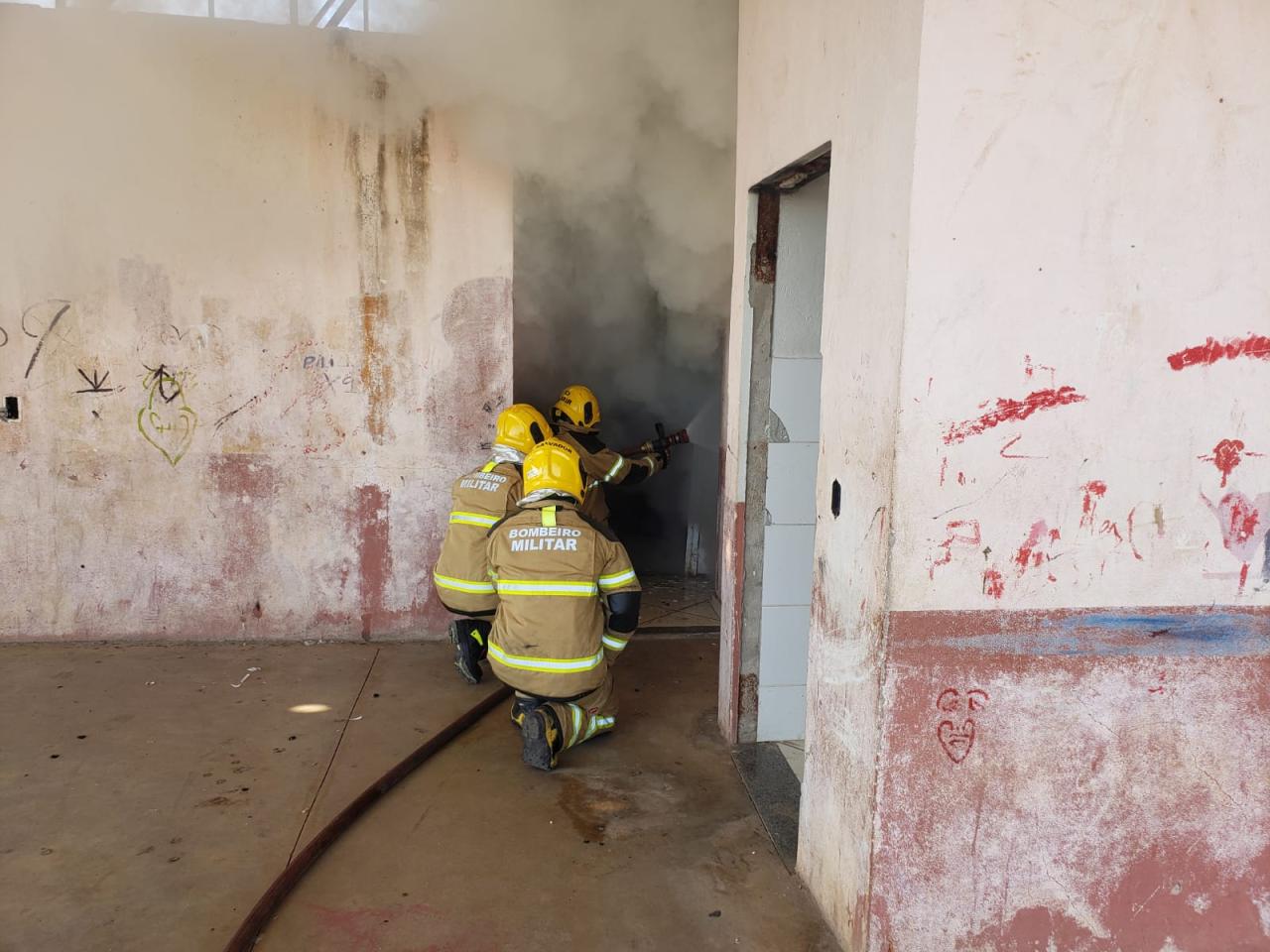 Bombeiros combatem incêndio em edificação no bairro São Jorge, em Lafaiete