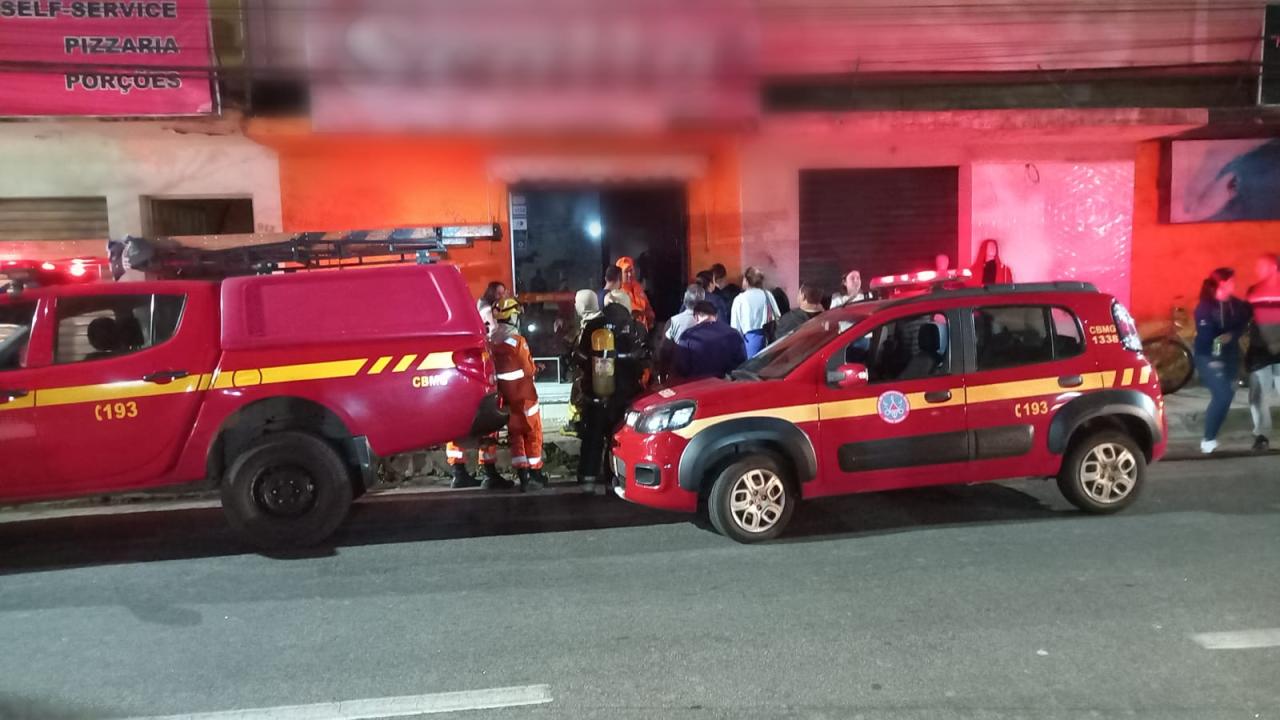 Bombeiros combatem incêndio em loja de roupas na Avenida Leite de Castro em São João Del-Rei