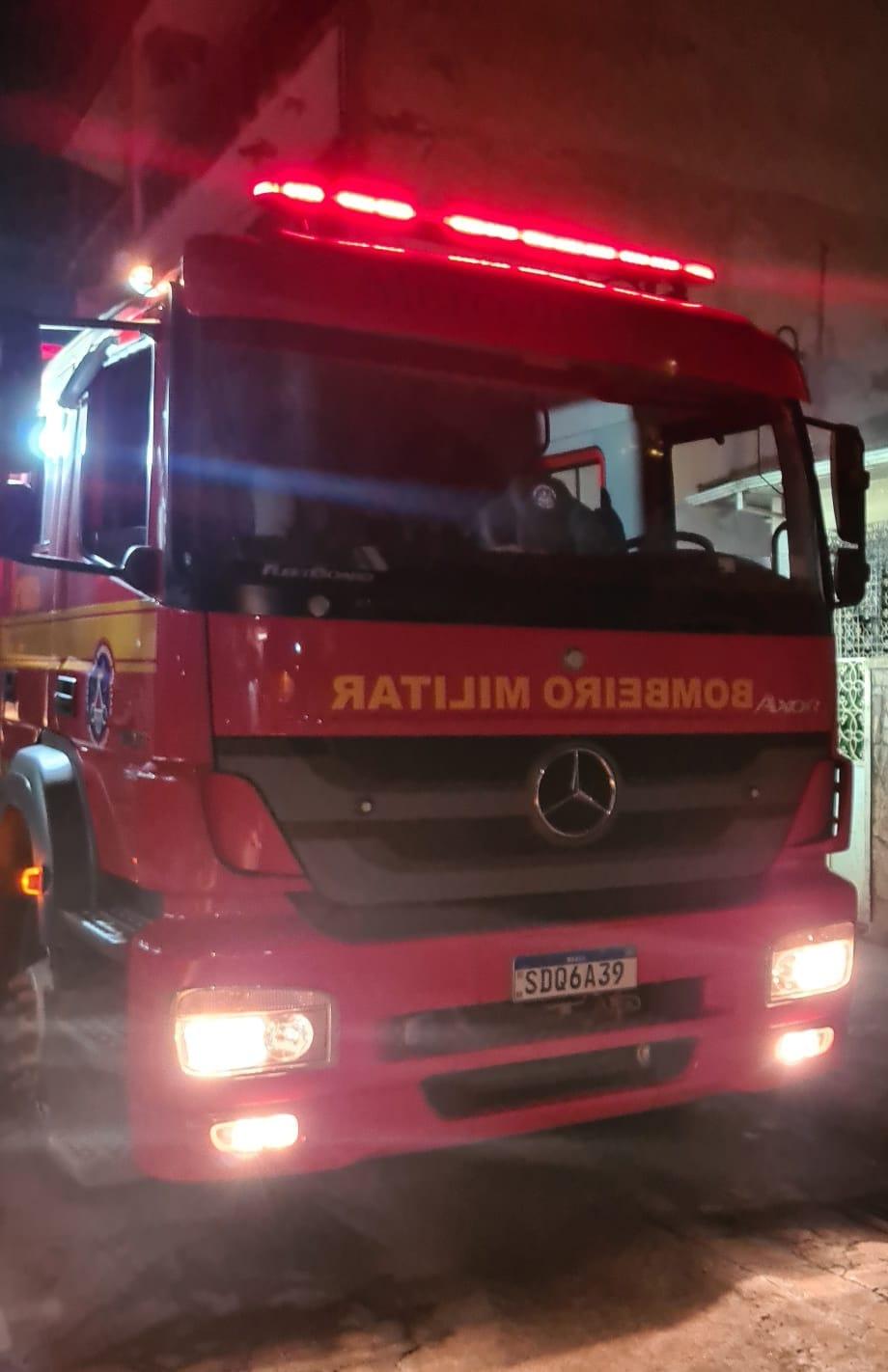 Bombeiros combatem incêndio em residência no bairro Mineirinha em Congonhas