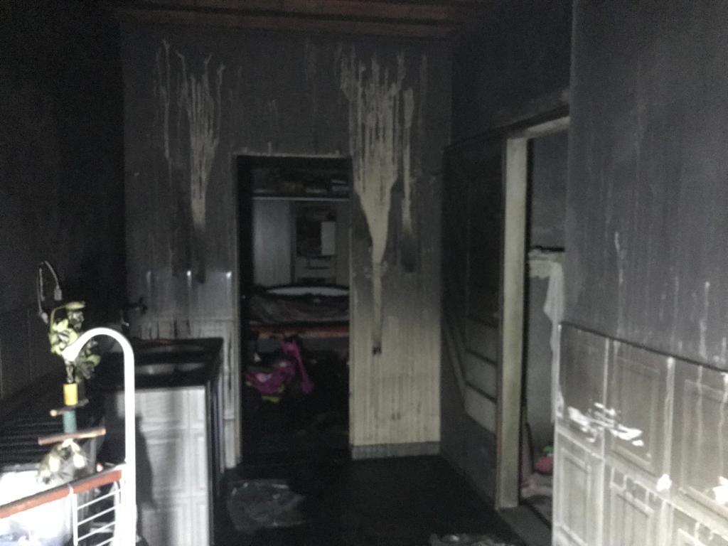 Bombeiros combatem incêndio em residência no bairro Monte Mário em Barbacena