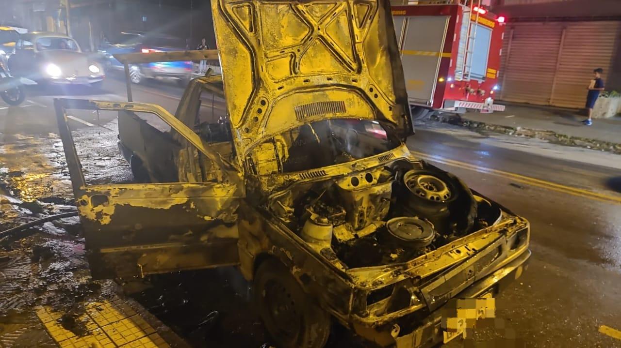 Bombeiros combatem incêndio em veículo no bairro Boa Morte em Barbacena