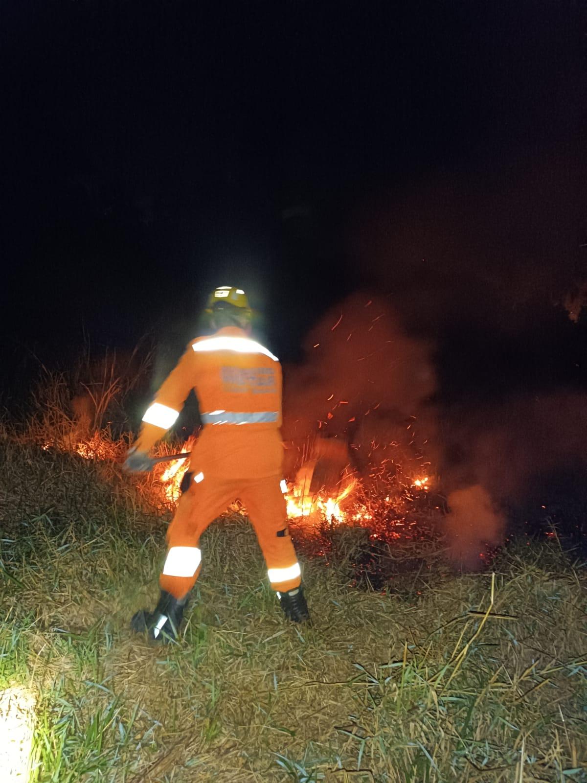 Bombeiros combatem vários focos de incêndio no bairro Santa Matilde