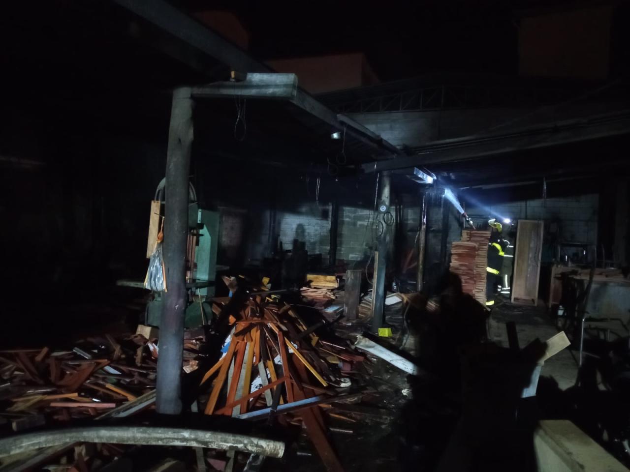 Bombeiros de São João del Rei atendem ocorrência de incêndio em marcenaria em Santa Cruz de Minas