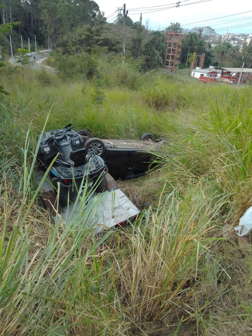Bombeiros e Sumu socorrem vítimas de colisão moto e carro
