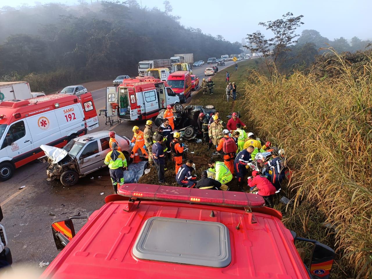 Bombeiros, Samu e Via 040 atendem acidente no km 613 em Congonhas