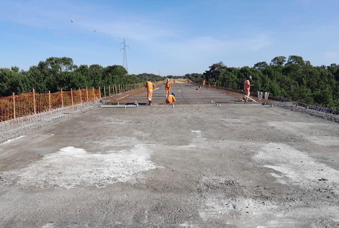 Concluída etapa de concretagem de ponte sobre rio Paracatu, no Noroeste de Minas