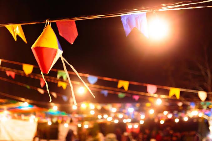 História da festa junina e sua influência na gastronomia .