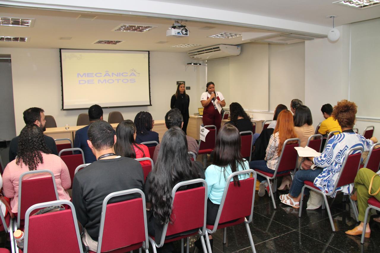 Jovens egressos do sistema socioeducativo se formam em curso de mecânica de motos