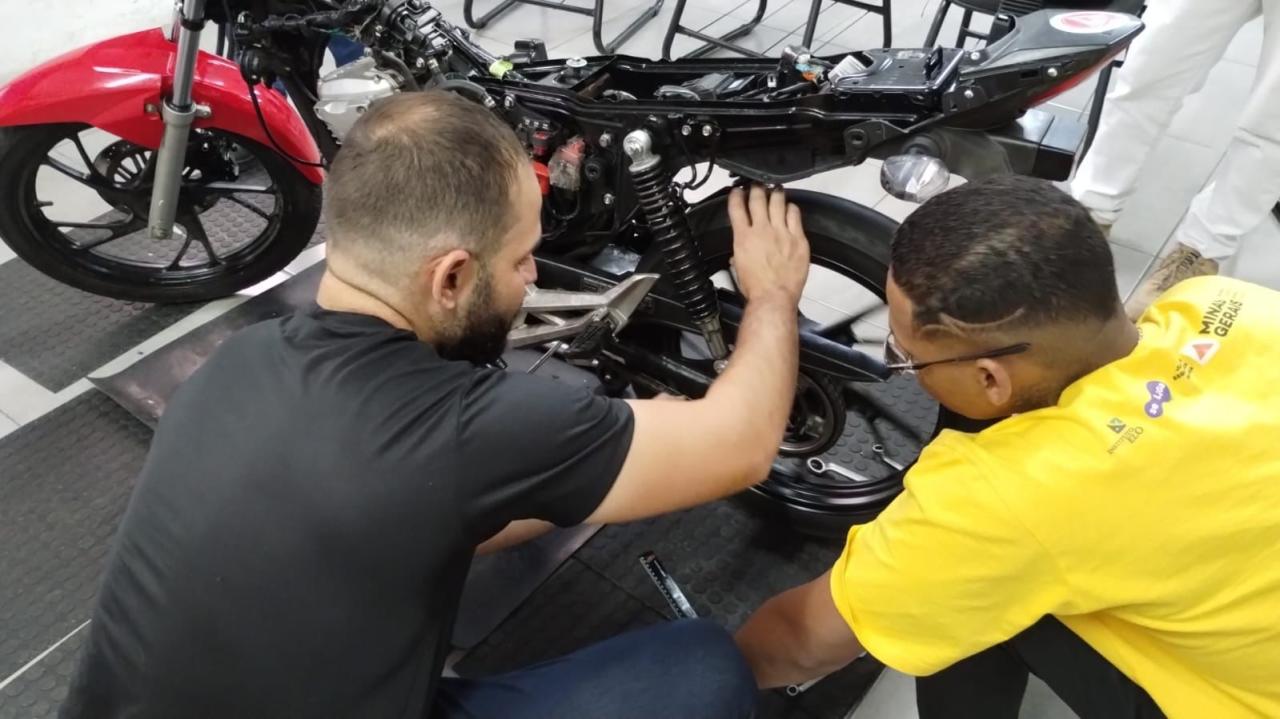 Jovens egressos do sistema socioeducativo se formam em curso de mecânica de motos