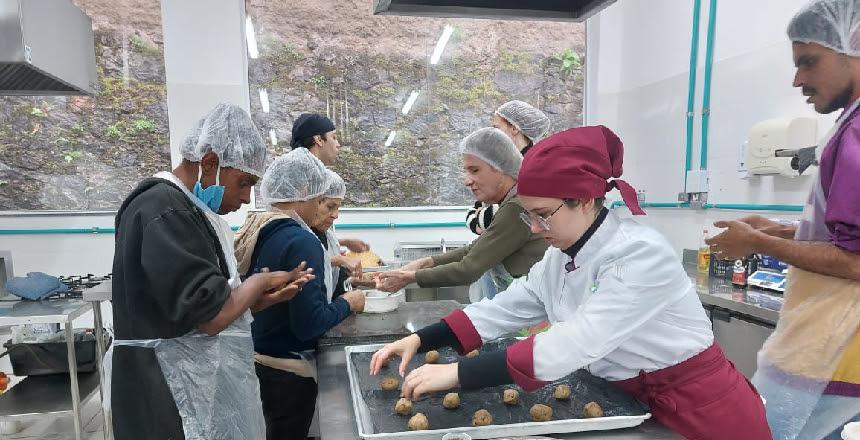 Parceria entre PJF e curso de gastronomia oferece oficina de panificação para população LGBTQIAPN+