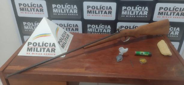 PM apreende espingarda e material para recarga após averiguar denúncia de agressão em Porto Firme/MG