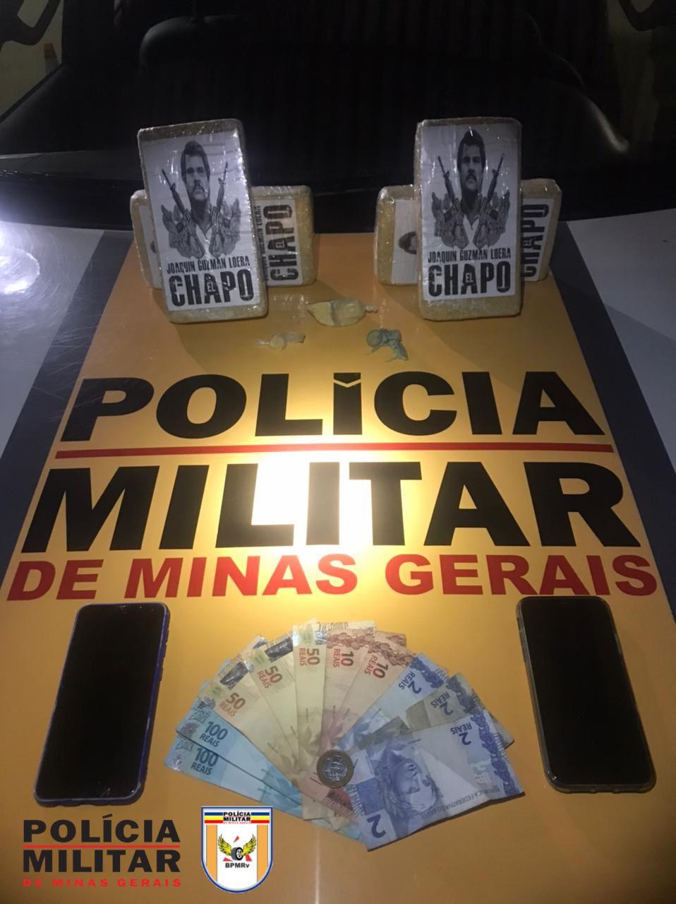 POLÍCIA MILITAR RODOVIÁRIA APREENDE 4 KG DE COCAÍNA COM SUSPEITO EM VEÍCULO DURANTE OPERAÇÃO NA RODOVIA EM RIO POMBA