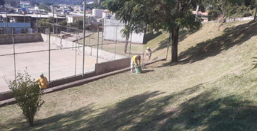 Praça do bairro São Judas Tadeu e outros 11 locais são atendidos com limpeza e poda de grama