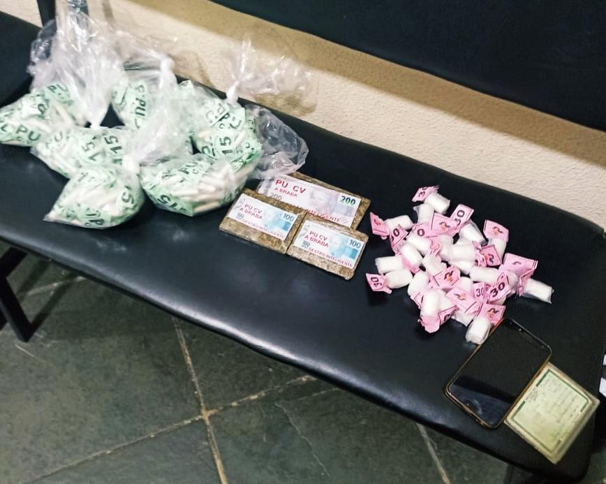 Prisão em flagrante: Homem é pego com drogas ao desembarcar em Leopoldina/MG
