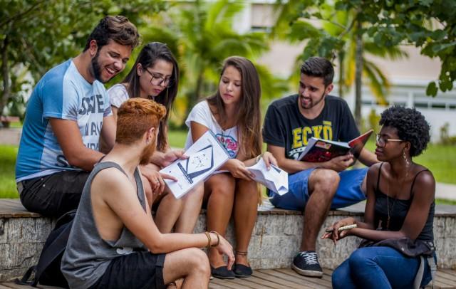 Projeto em parceria leva informações sobre política de ingresso e permanência a escolas públicas