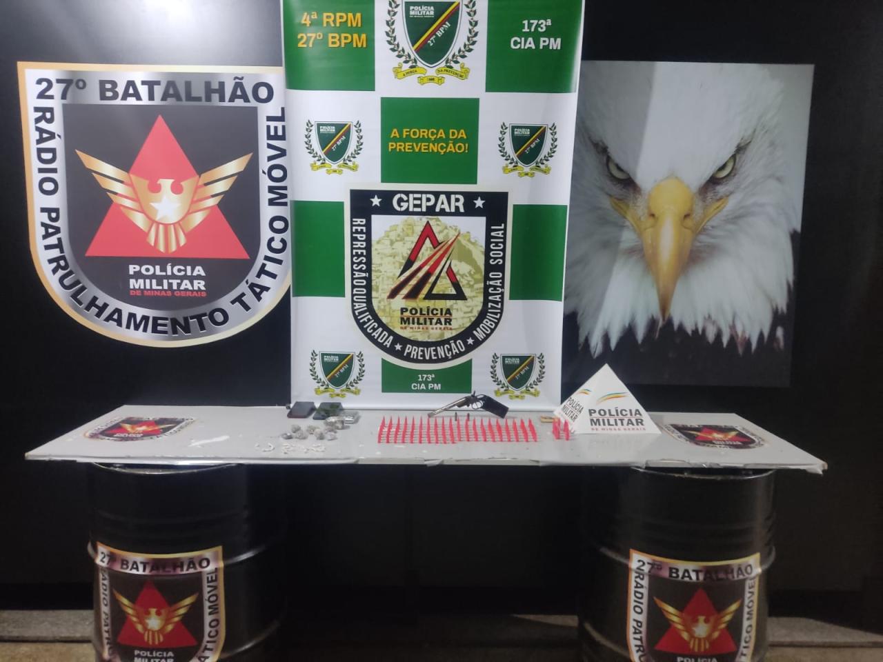 TRÁFICO DE DROGAS EM VILA ESPERANÇA I/JF: Polícia realiza operação e apreende grande quantidade de drogas e armas