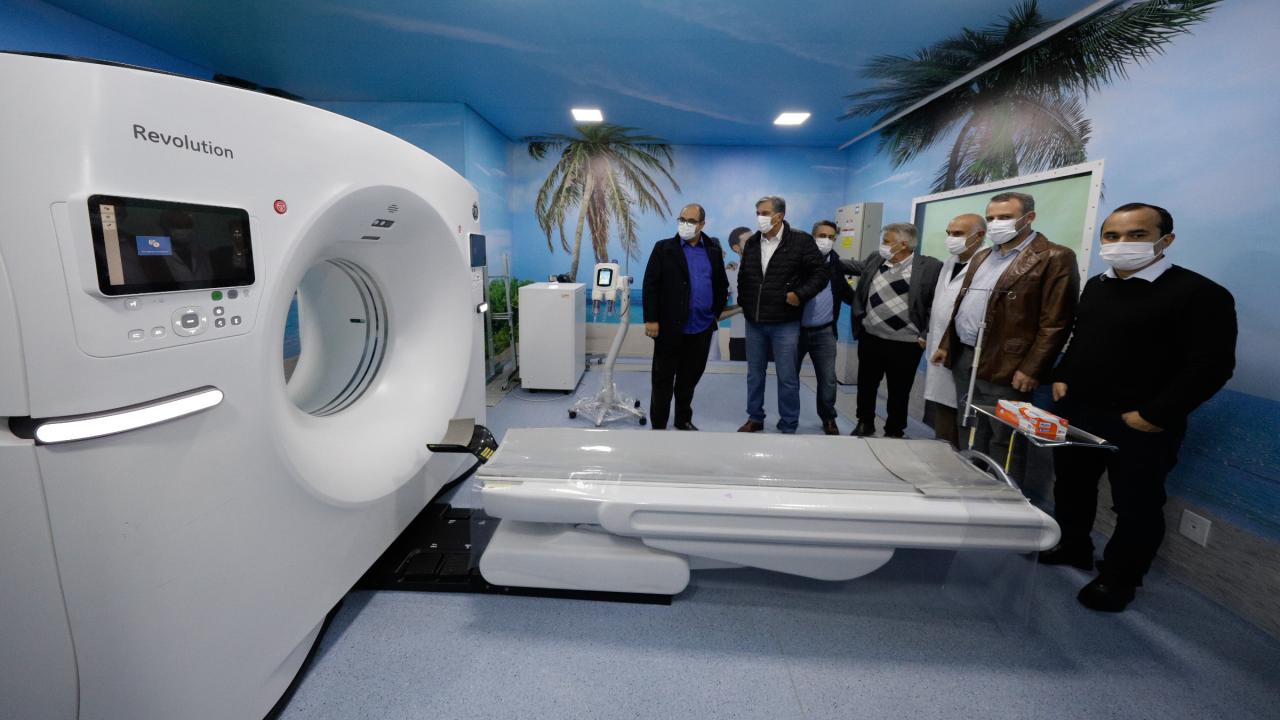 Vice-governador inaugura sala de tomografia e visita obras do Hospital Oncológico em Pouso Alegre