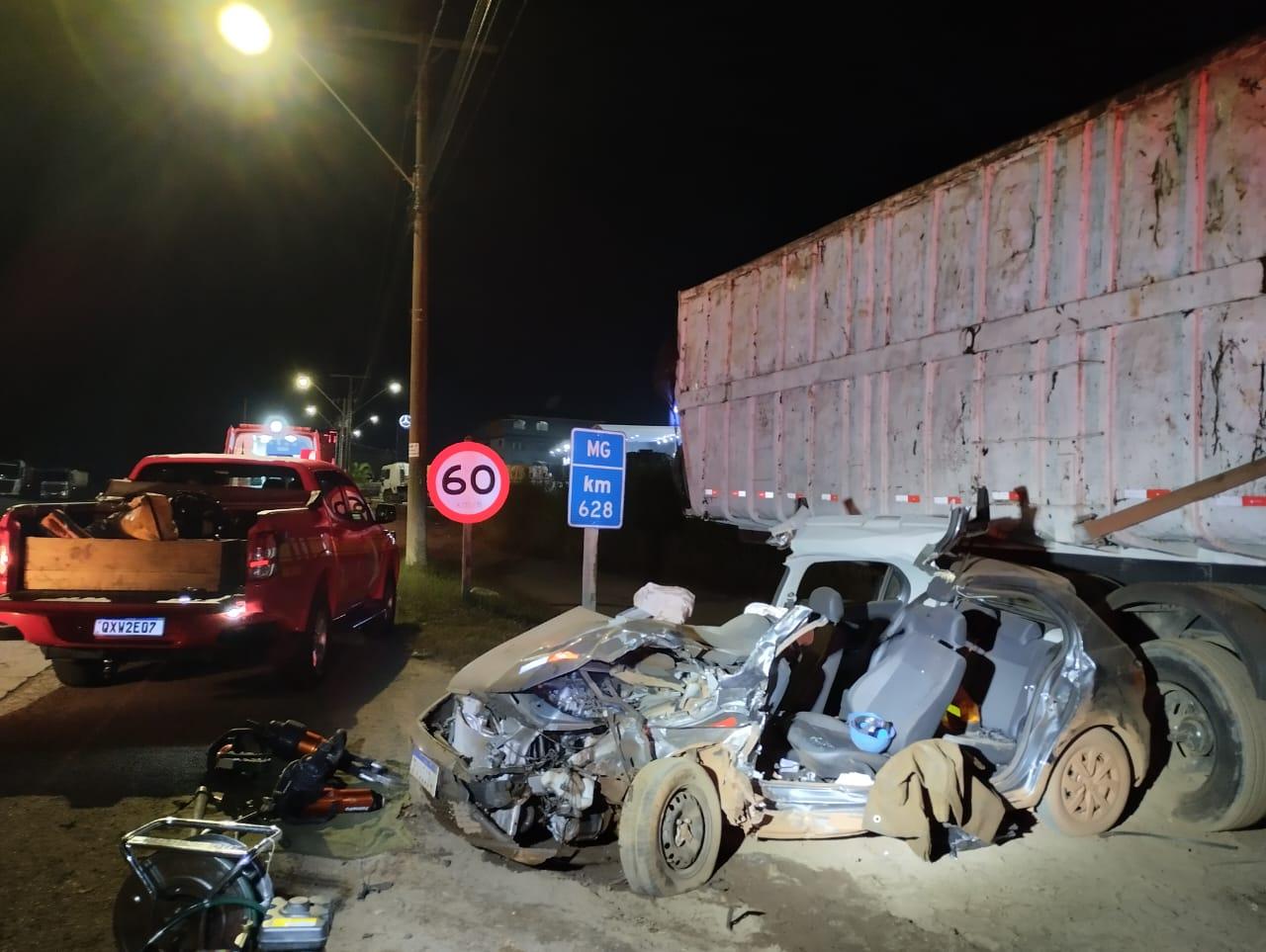 Acidente entre carro e carreta deixa vitima presa no interior do veículo