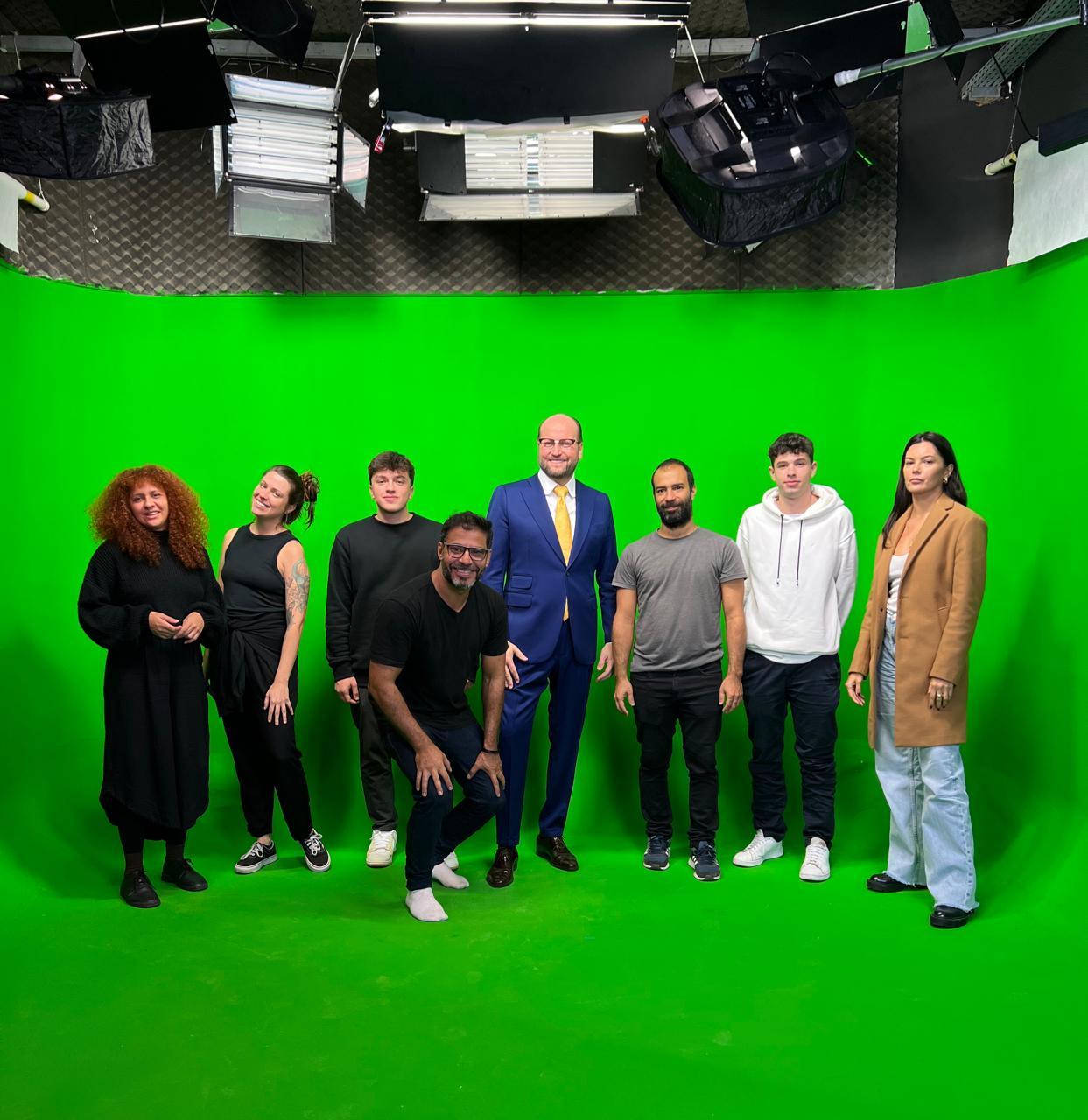 Advocacia Fora da Caixa: homenagem ao Dia do Advogado traz Nelson Wilians como Neo, de Matrix