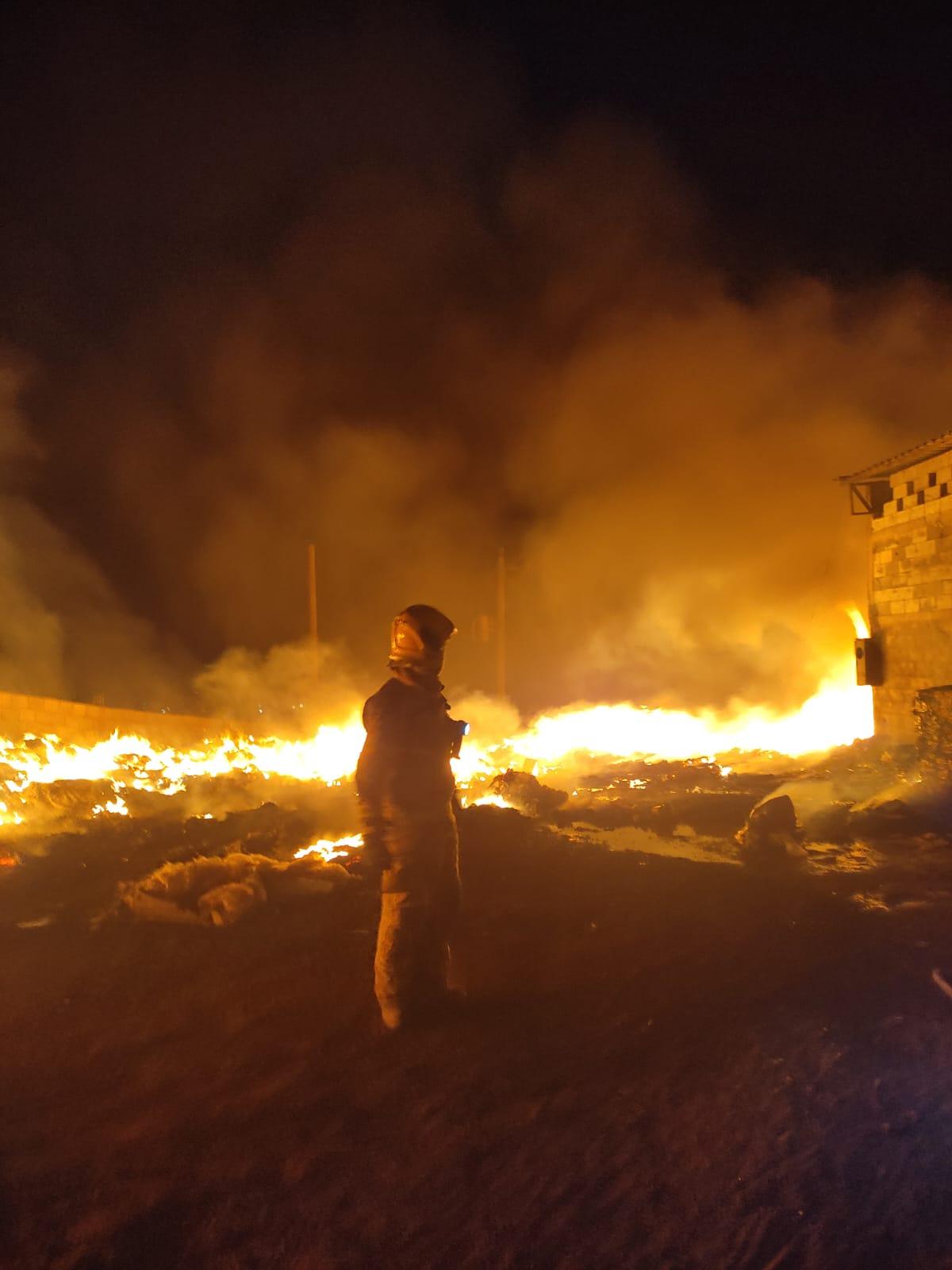 Bombeiros Militares combatem incêndio em depósito de reciclagem em Conselheiro Lafaiete