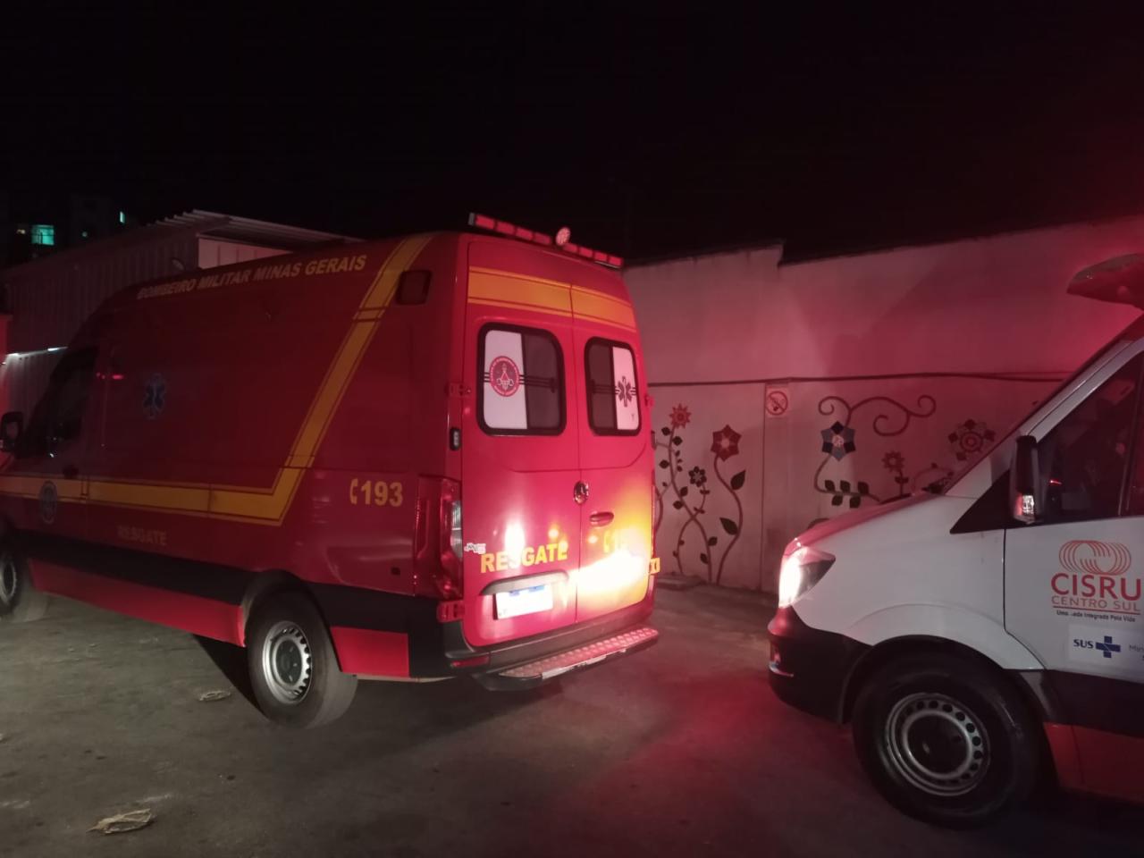 Bombeiros militares realizam atendimento de vítimas de colisão entre carro e motocicleta em Conselheiro Lafaiete