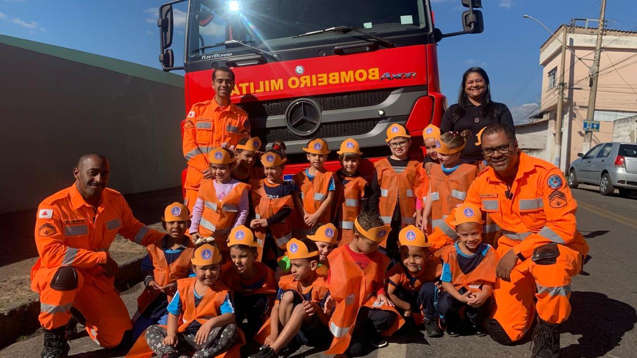 Bombeiros recebem homenagem de crianças em Congonhas
