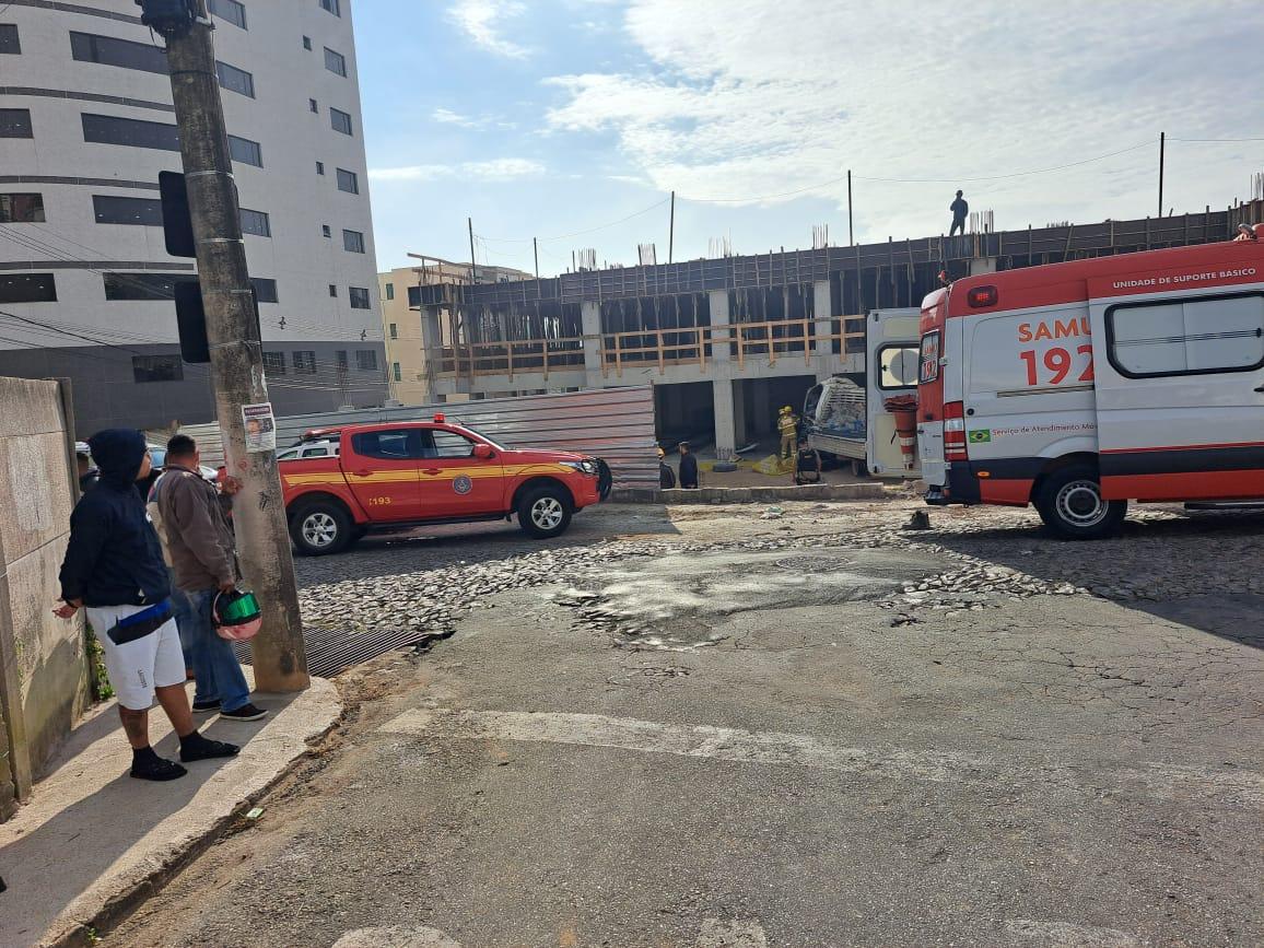 Caminhão desgovernado invade obra e Bombeiros são acionados para atender vítimas em Conselheiro Lafaiete