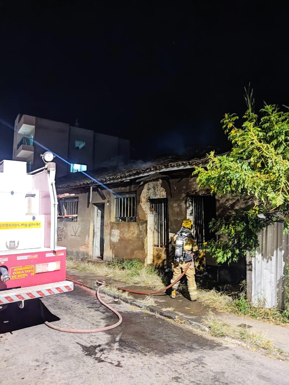 Casa abandonada pega fogo em Conselheiro Lafaiete
