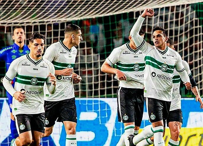 Coritiba vence o Fluminense por 2 a 0 no complemento da 16ª rodada do Campeonato Brasileiro