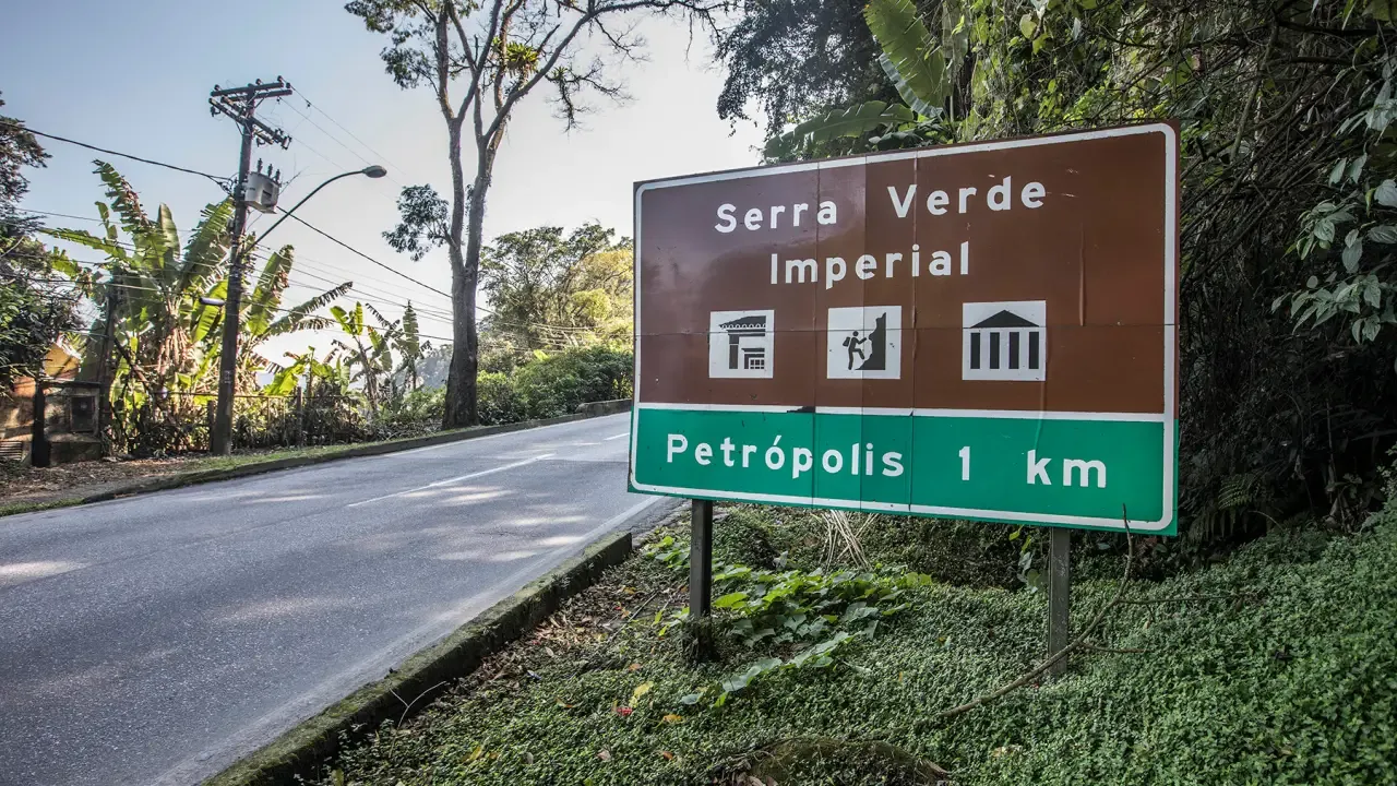 Descida da Serra de Petrópolis será interditada para circulação de carreta de grande porte