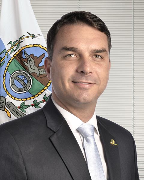 FLÁVIO BOLSONARO PROTOCOLA PROJETO PARA SUSTAR EFEITOS DE DECRETO QUE RESTRINGE A AQUISIÇÃO DE ARMAS NO BRASIL