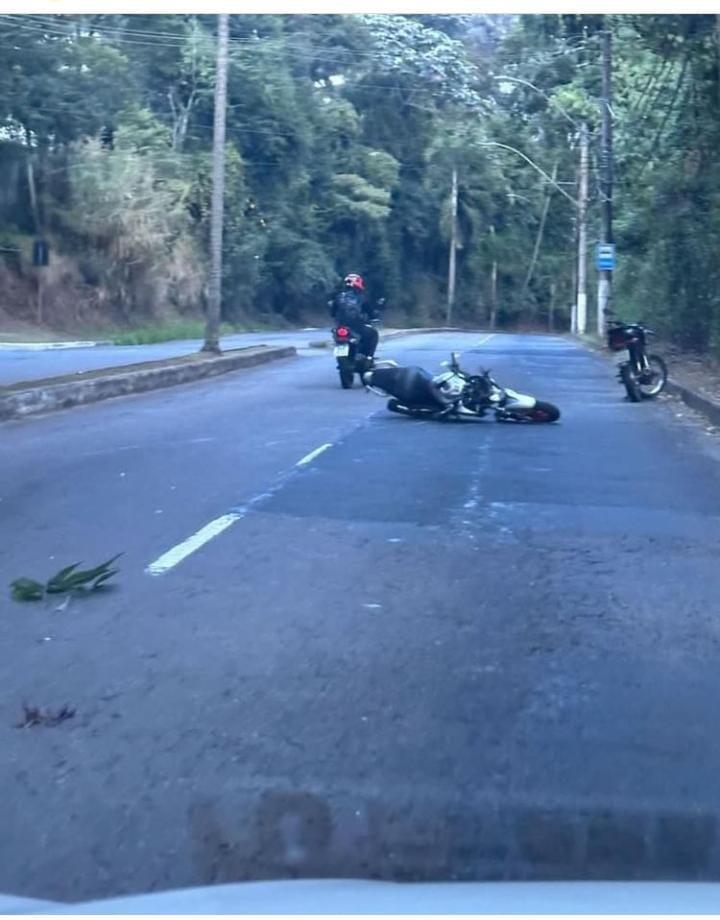 Motociclista morre após bater em uma arvore na Av Prefeito Mello Reis, no bairro Aeroporto