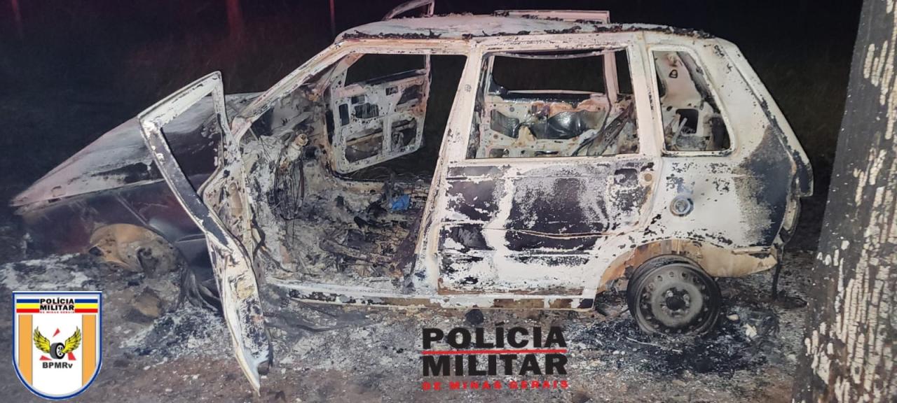 Passageiro morre carbonizado após um carro bater em uma arvore  na BR 356