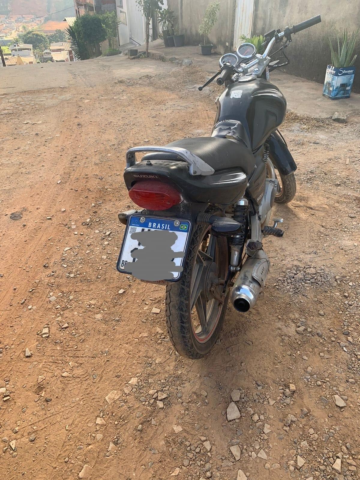 POLÍCIA MILITAR RECUPERA MOTOCICLETA PRODUTO DE ROUBO EM UBÁ