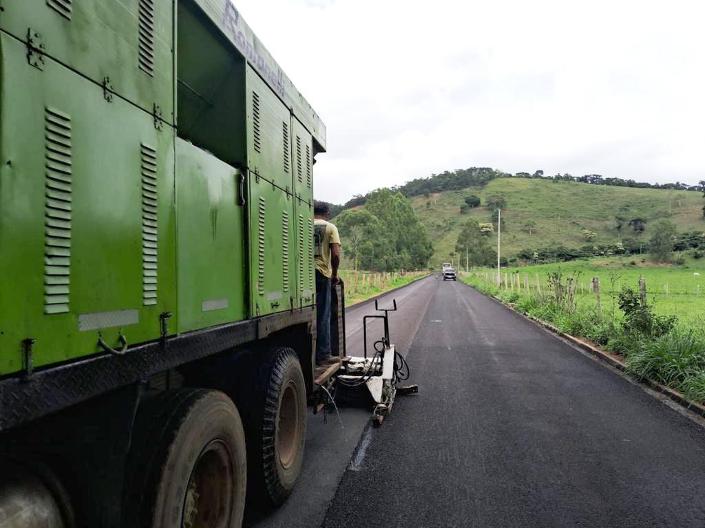 Recuperação de rodovia entre Ladainha e Poté, no Vale do Mucuri, começa a receber nova pavimentação