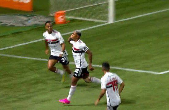 São Paulo bate Palmeiras de virada e se classifica na Copa do Brasil