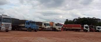 Transportadores de combustíveis e de cargas em geral protestam contra mudanças na Lei dos Caminhoneiros feitas pelo STF