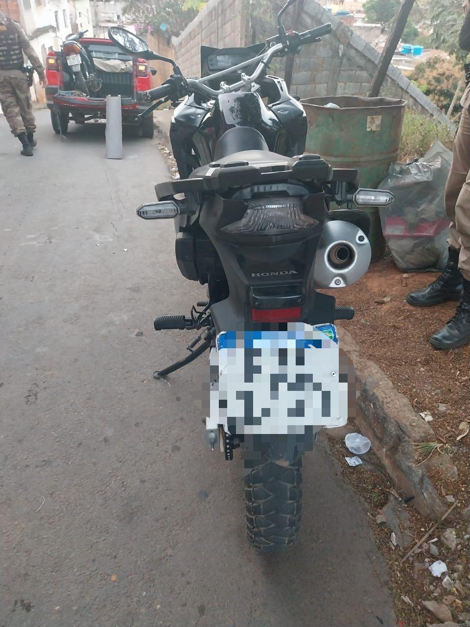 Um homem de 31 anos é preso com uma moto clonada no bairro Alto da Boa Vista, em Visconde do Rio Branco