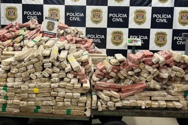 Carreta com placa do Paraguai é apreendida com 1 tonelada de maconha em Santo André - S.P.
