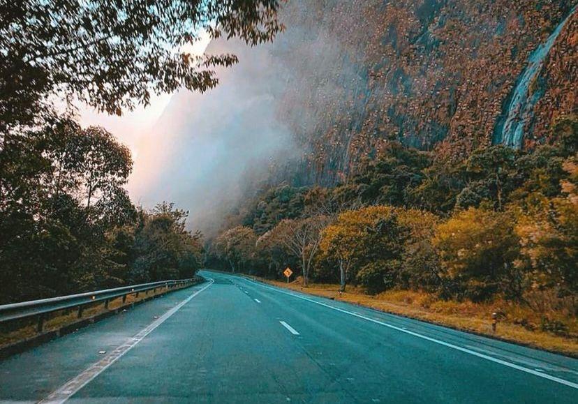 Carretas de grande porte interditam descida da Serra de Petrópolis na madrugada de quarta-feira