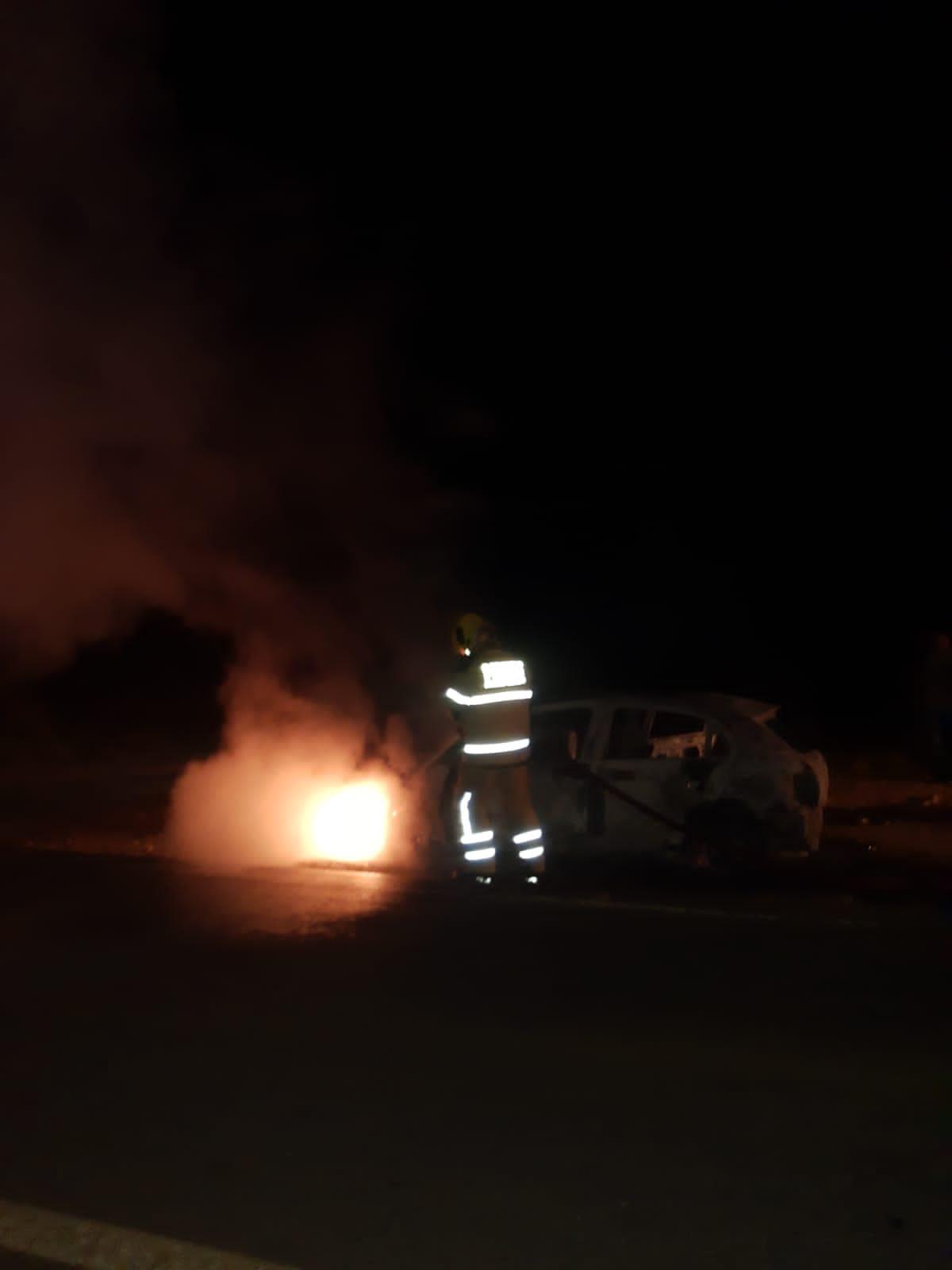 Carro pega fogo na BR 494