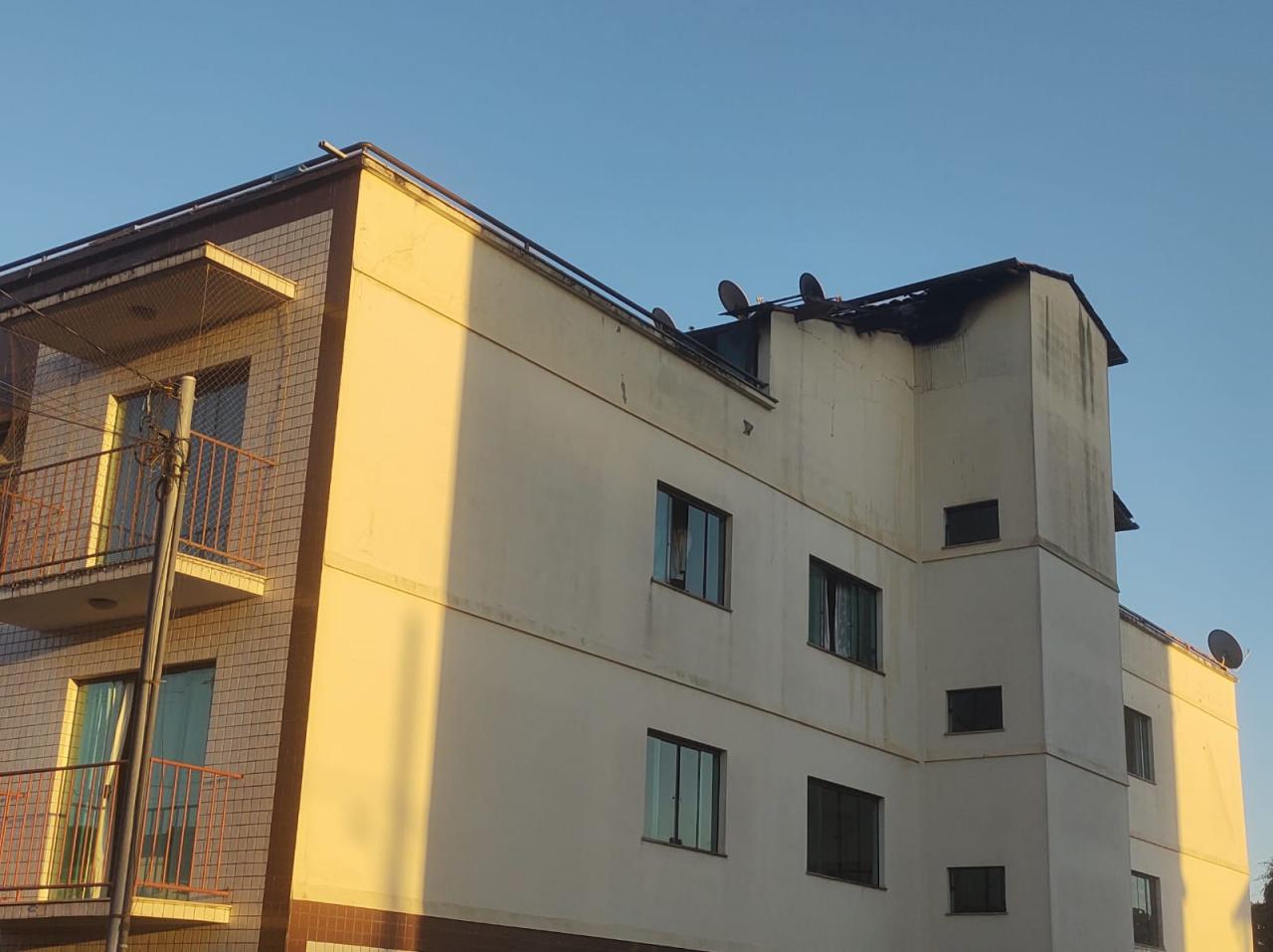 Incêndio em Cobertura de Prédio em Barbacena: Morador Resgatado com Segurança