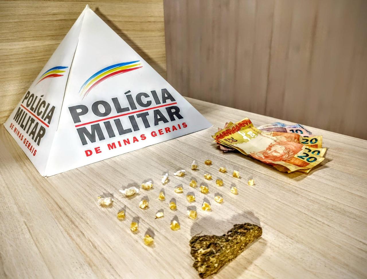 Jovem é preso por tráfico de drogas em São João Del-Rei