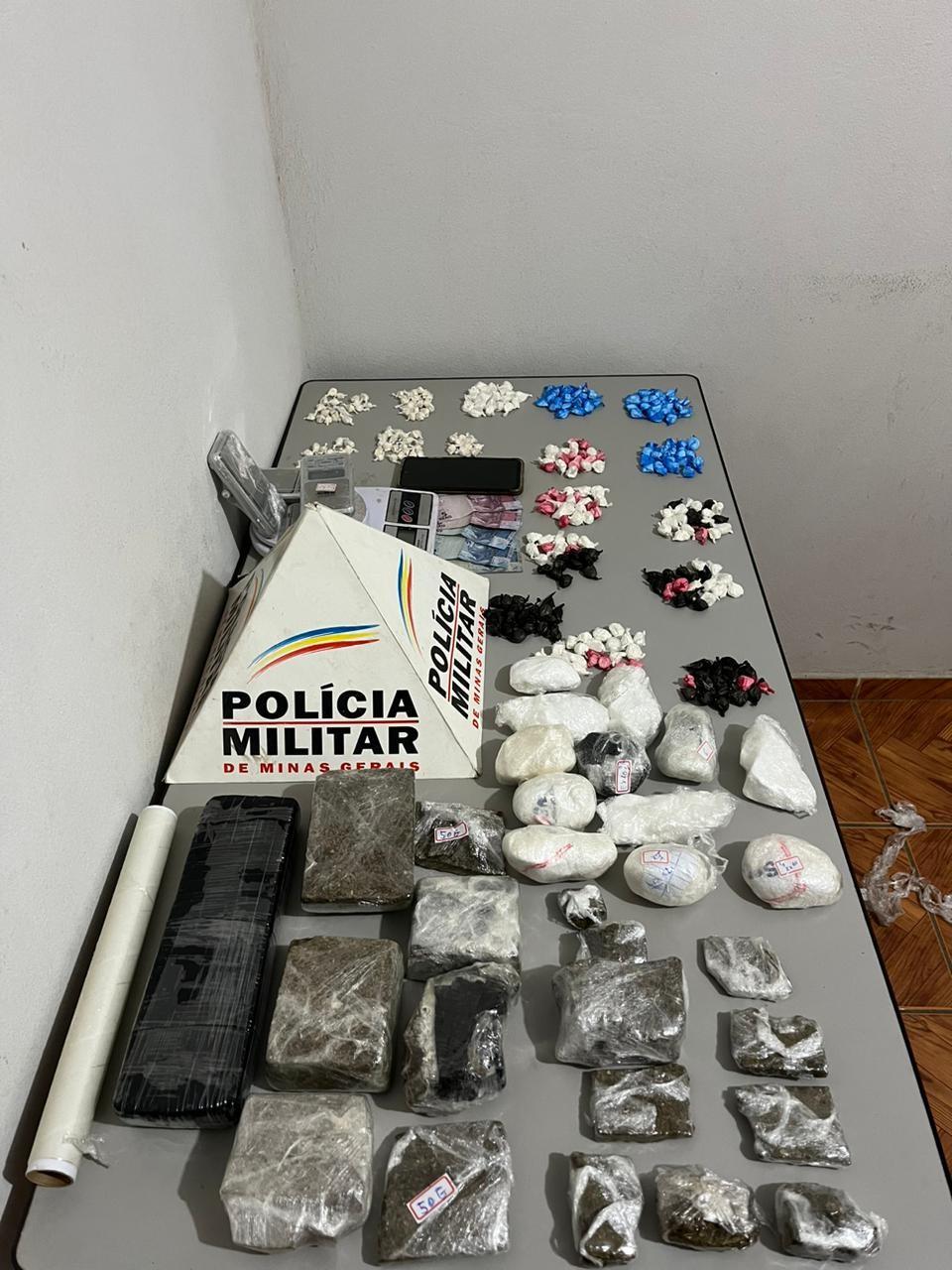 Jovem é preso por tráfico de drogas no bairro Rosário, em Rio Pomba
