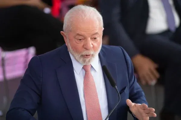 Lula fala em ¨mudanças que tem que fazer¨ após conversas com partidos