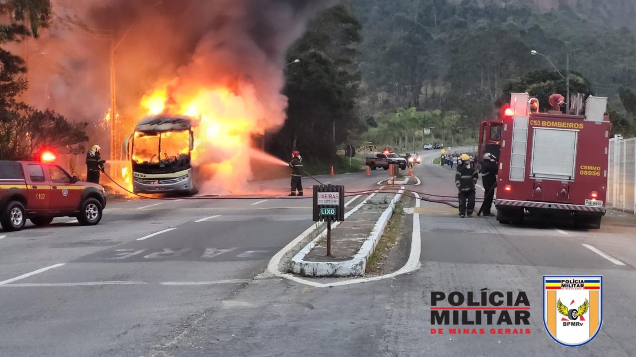 Ônibus da empresa Unida Transporte pega fogo na Rodovia MG 353