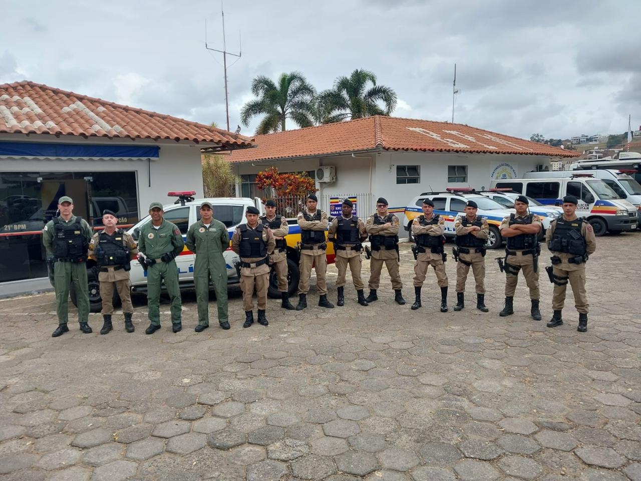 POLÍCIA MILITAR APREENDE ARMA DE FOGO E DROGAS EM UBÁ