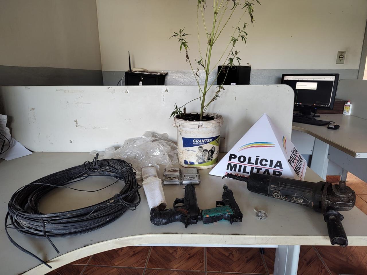 POLÍCIA MILITAR PRENDE AUTORES DE TRÁFICO DE DROGAS EM RIO POMBA