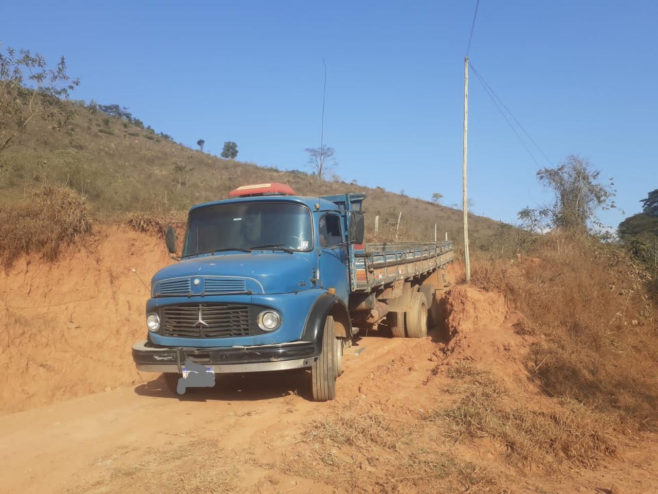 POLÍCIA MILITAR RECUPERA CAMINHÃO ROUBADO